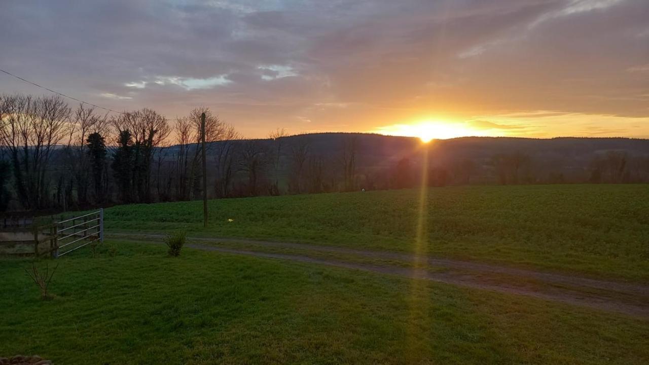 Hébergement de vacances Chaleureux En Pleine Campagne Vue Sur Les Monts Et Forêts Et Le Château De