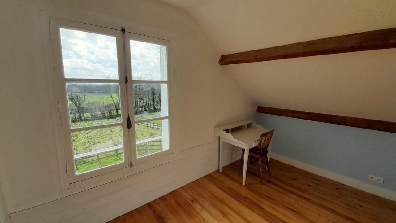 Hébergement de vacances Chaleureux En Pleine Campagne Vue Sur Les Monts Et Forêts Et Le Château De